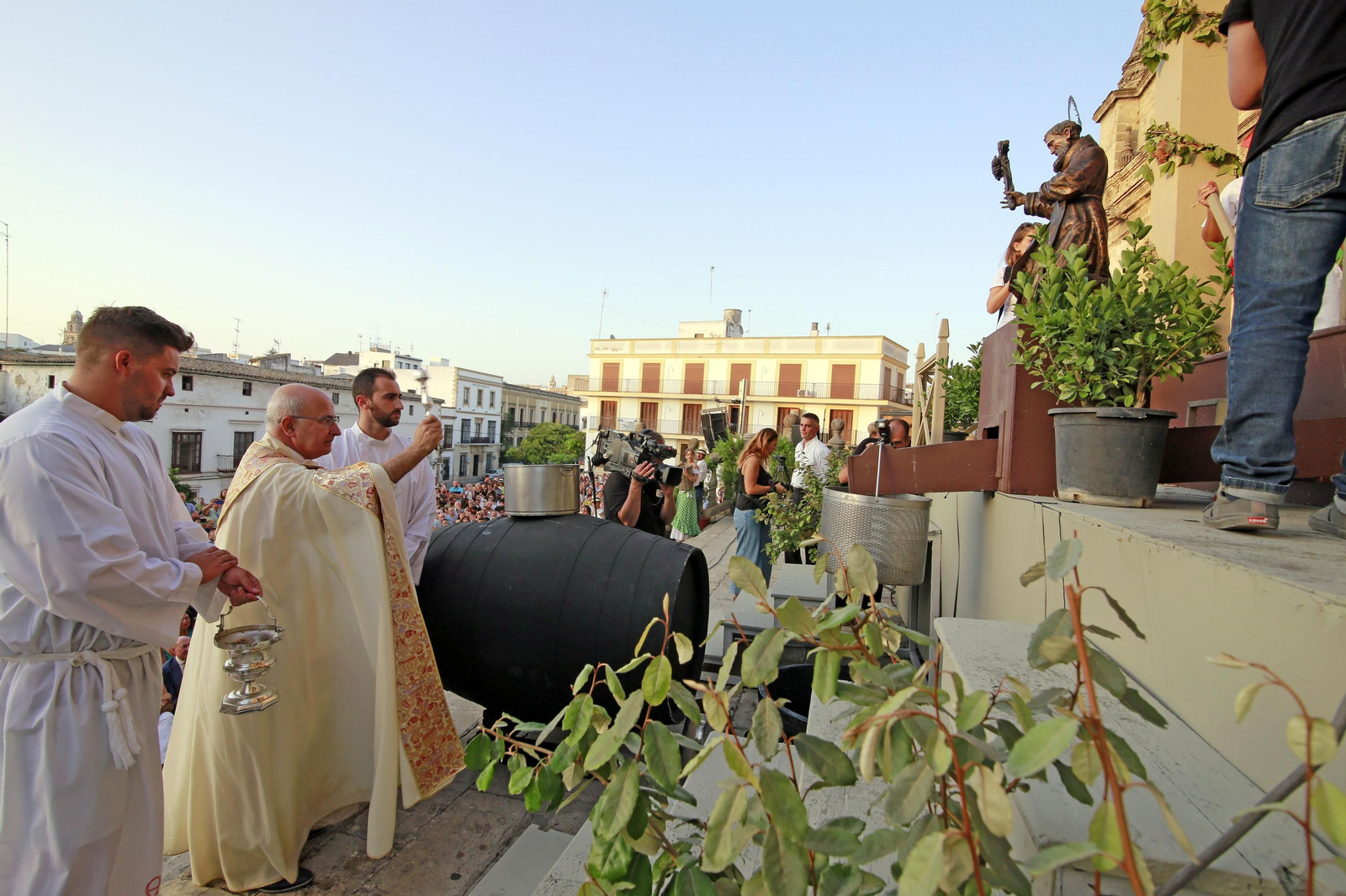 Imágenes de la pisa de la uva en la Catedral