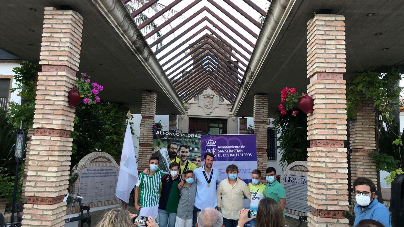 Alfonso Pedraza se fotografía con unos niños.