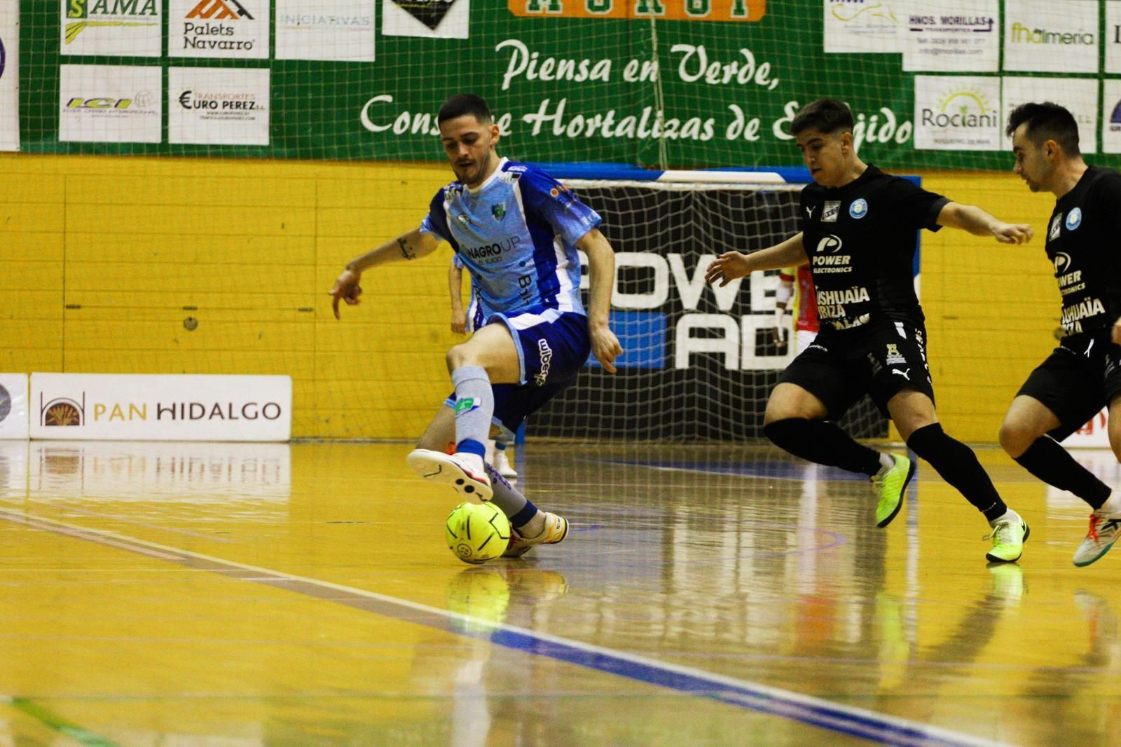 Un jugador celeste conduce el balón ante un rival durante el encuentro de la pasada jornada frente al Ibiza.