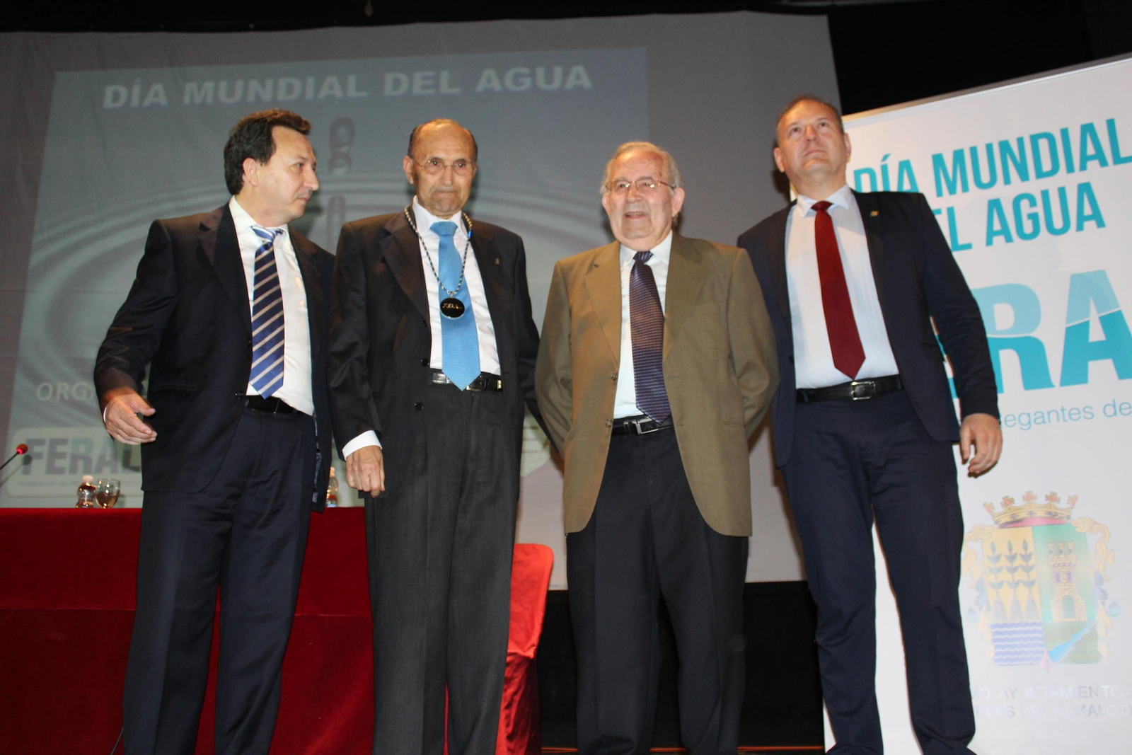 José Antonio Fernández, presidente de FERAL, hizo entrega de la Medalla de Oro a Juan del Águila, presidente de honor de Cajamar.
