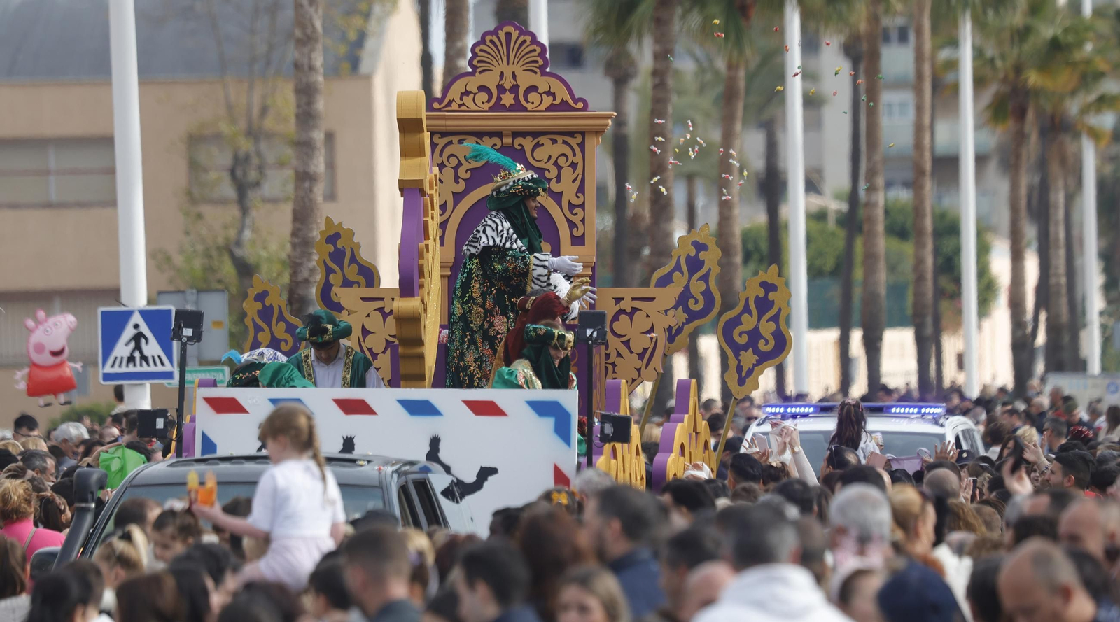 Fotos de la cabalgata de Reyes Magos 2025 en La Línea