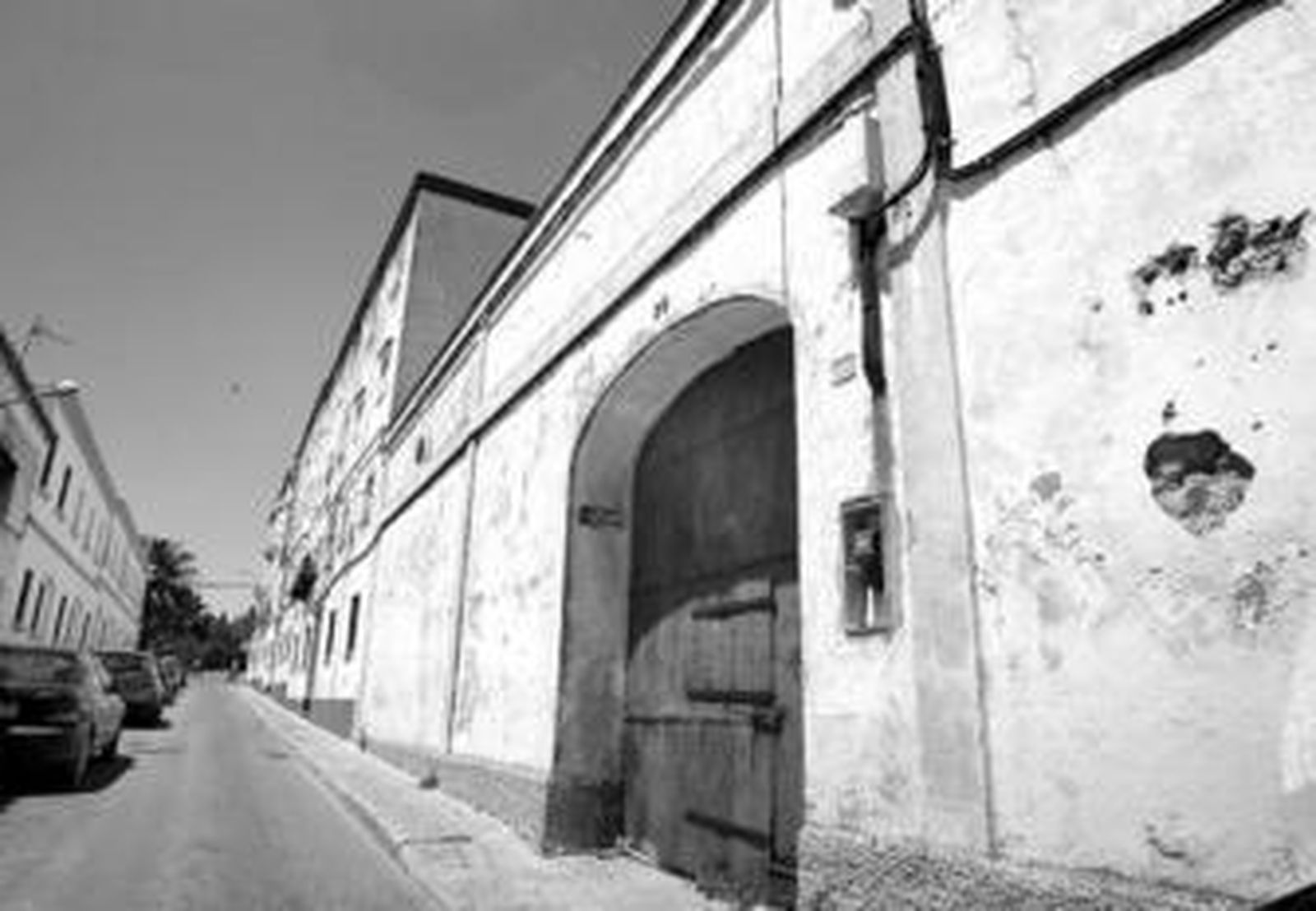 Fachada a la calle Cervantes de la bodega de la inmobiliaria Omega, situada junto a la barriada de José Antonio.