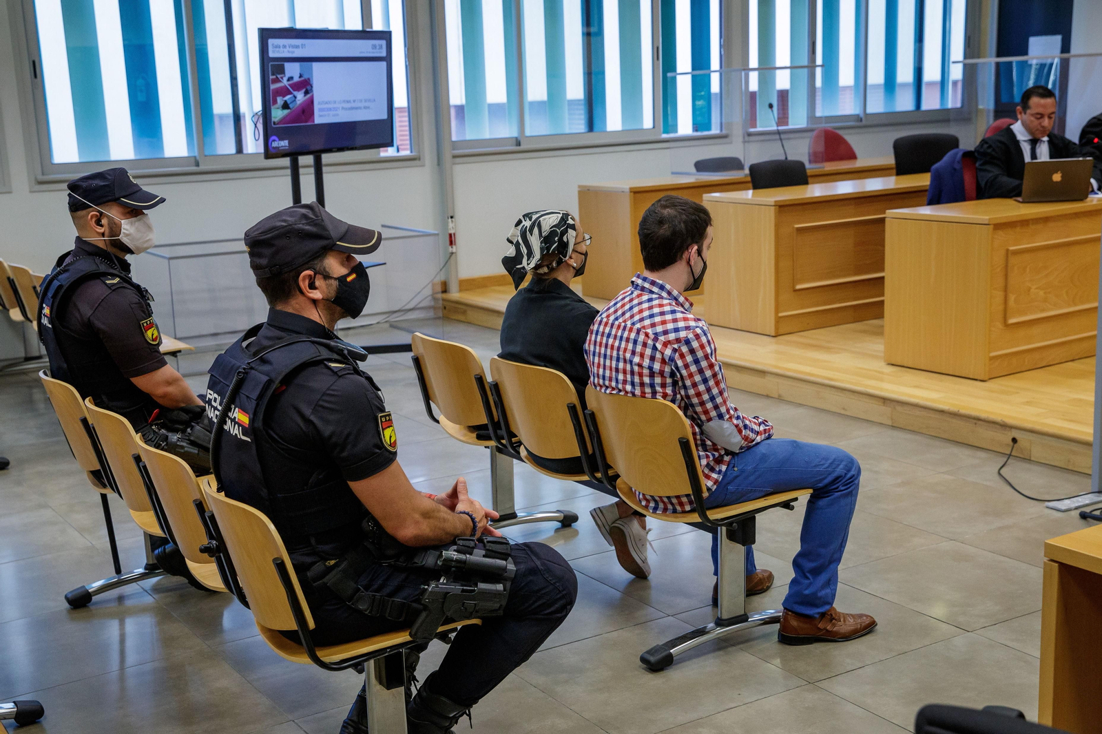 Javier García Marín, el Cuco, y su madre, sentados en el banquillo de los acusados en el juicio por falso testimonio.
