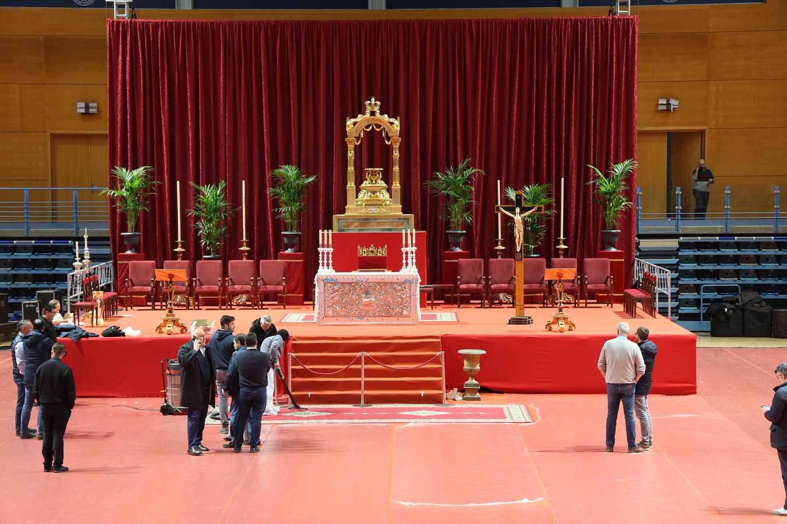 Preparativos del altar en el que se oficiará el funeral este jueves por las víctimas onubenses del accidente de Adamuz en el pabellón Carolina Marín.