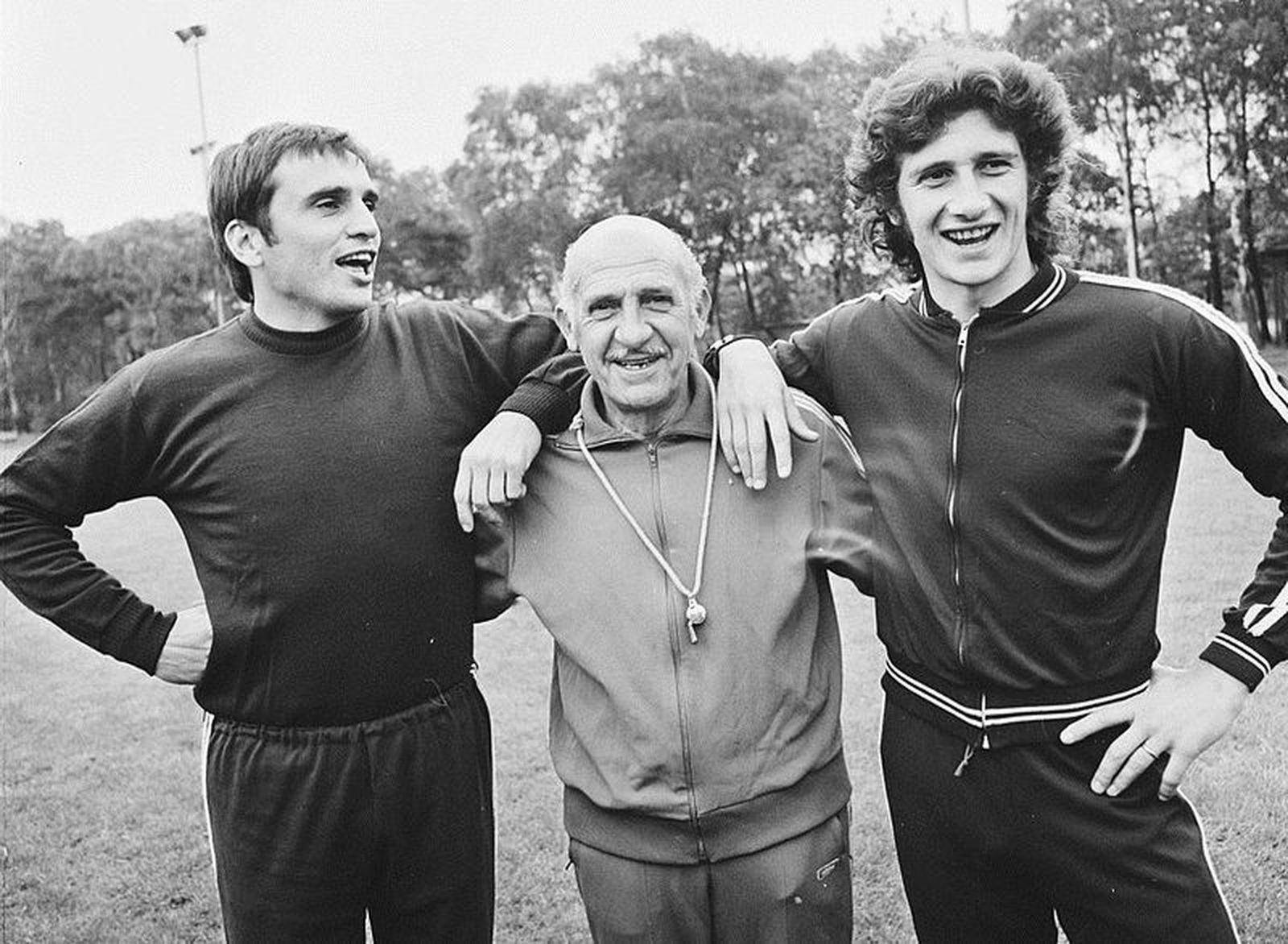 Mazurkiewicz, a la izquierda, se apoya en el seleccionador Roberto Porta junto a su compañero Morena en el Mundial 74.