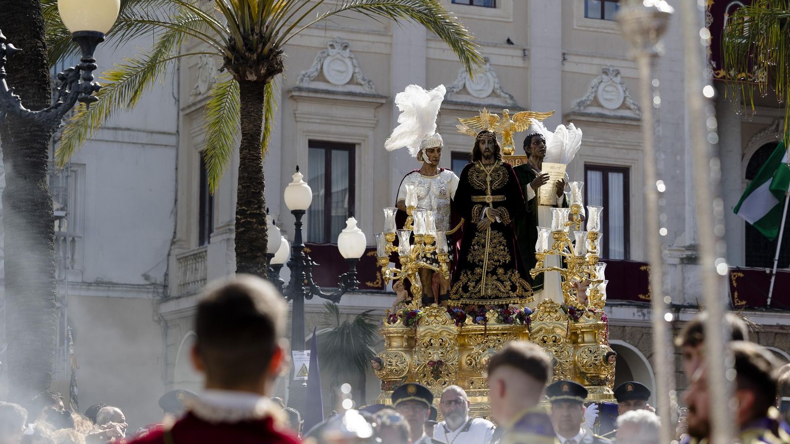 Imágenes de la salida de Sentencia en la Semana Santa de Cádiz 2025