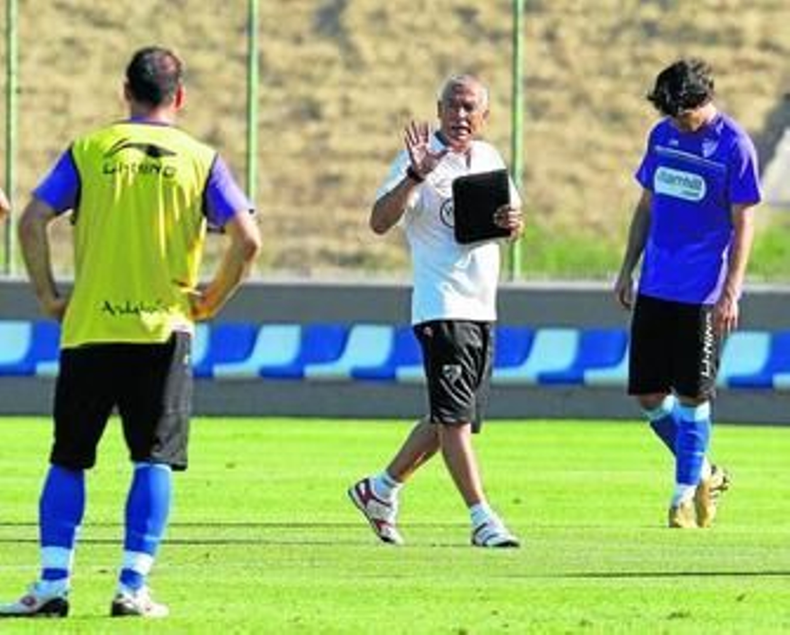 Apoño y Albert Luque escuchan de cerca las instrucciones de Jesualdo Ferreira.