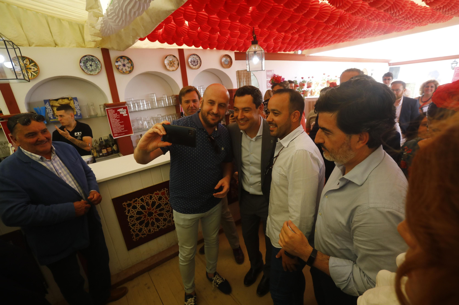 La visita de Juanma Moreno a la Feria de Córdoba, en imágenes