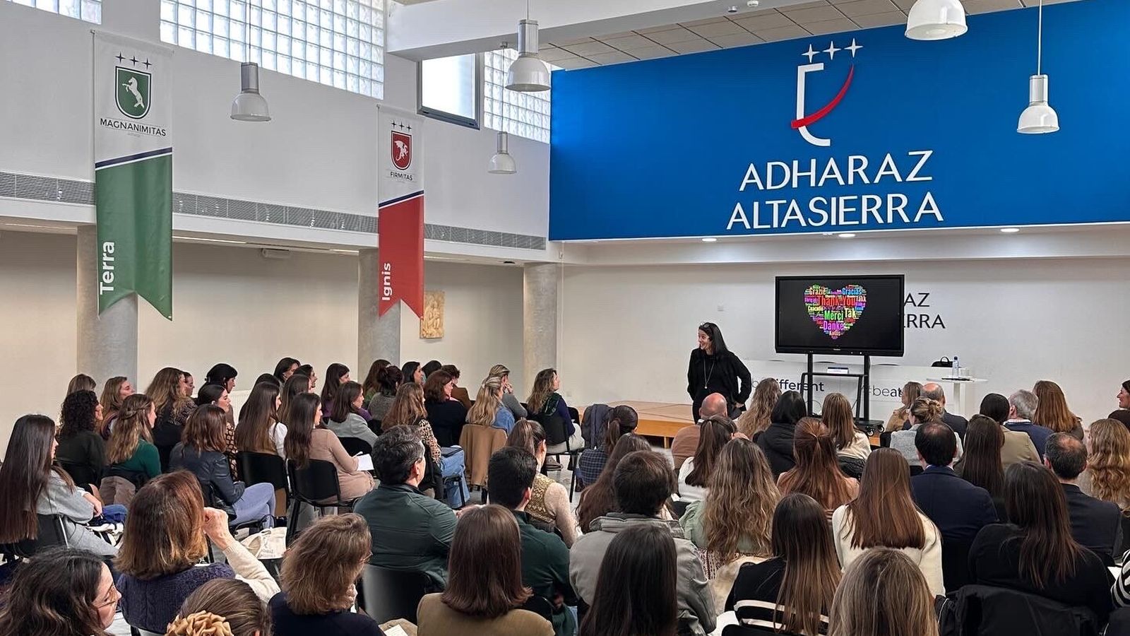 Conferencia de Mar Romera en las I Jornadas pedagógicas del colegio Adharaz Altasierra