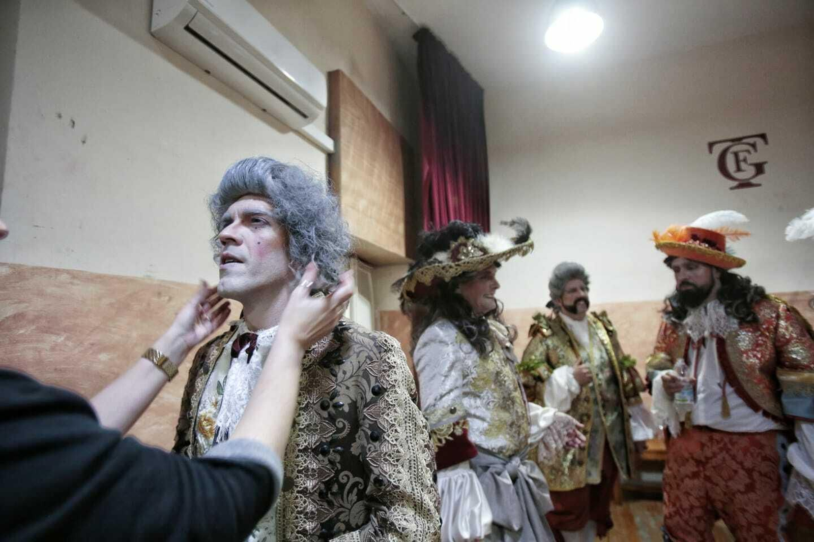 'La chusma selecta' se prepara en camerinos antes de salir a escena.
