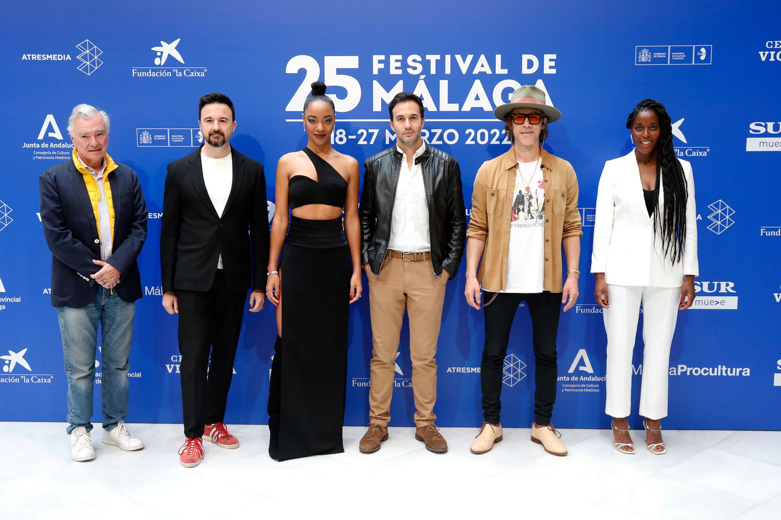 El realizador David Martín-Porras, junto al actor Óscar Jaenada y parte del equipo de 'La piel en llamas' en el Festival de Málaga.eparto