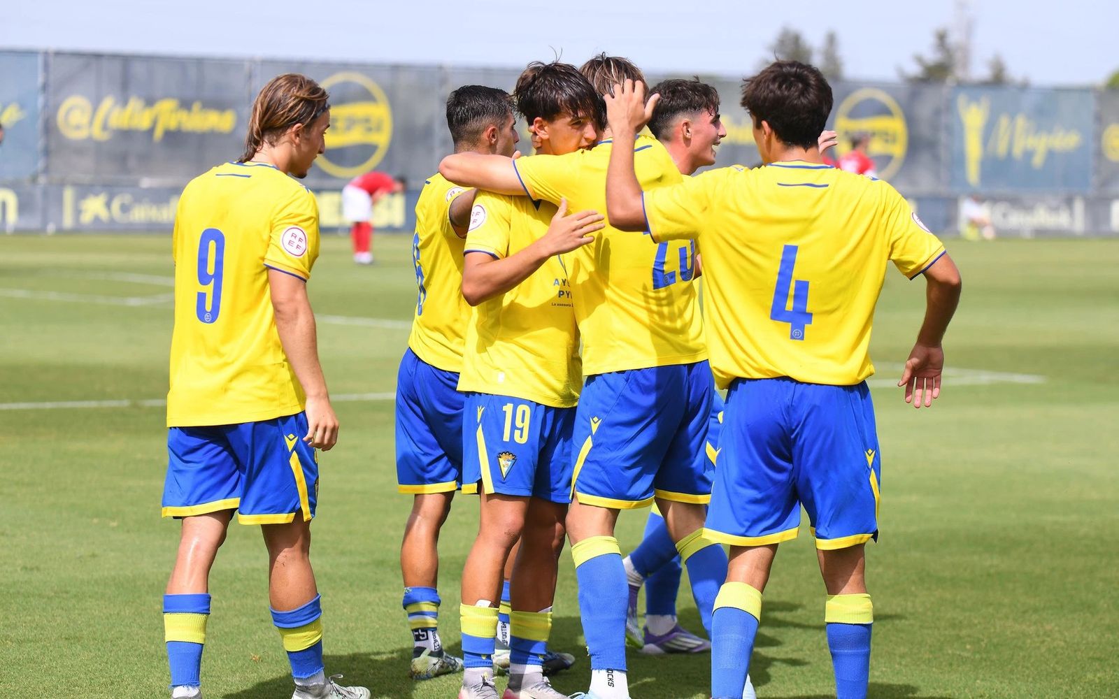Canteranos del Cádiz celebran un gol.