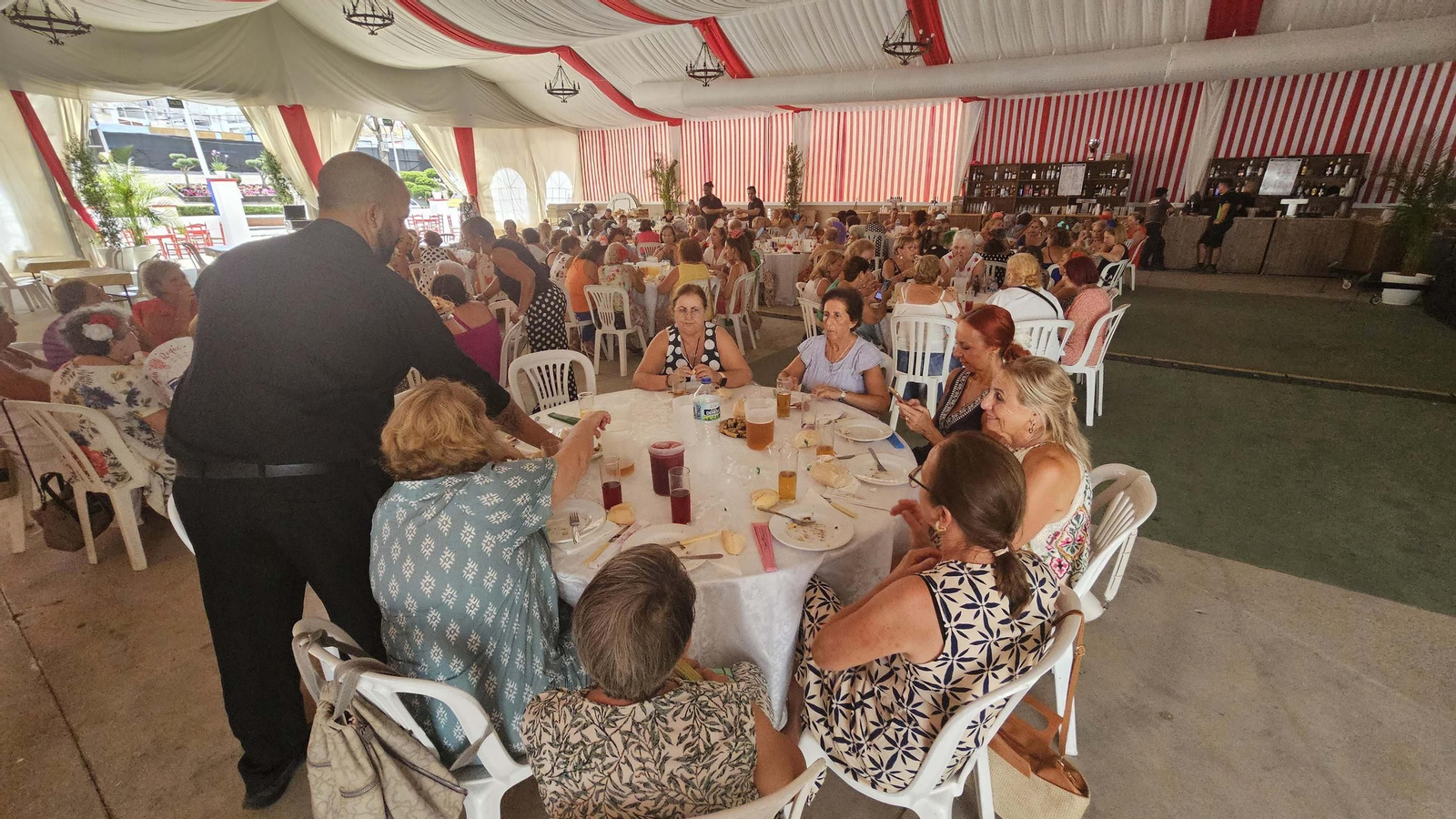 Las mujeres de San Roque disfrutan de su comida en la Feria Real