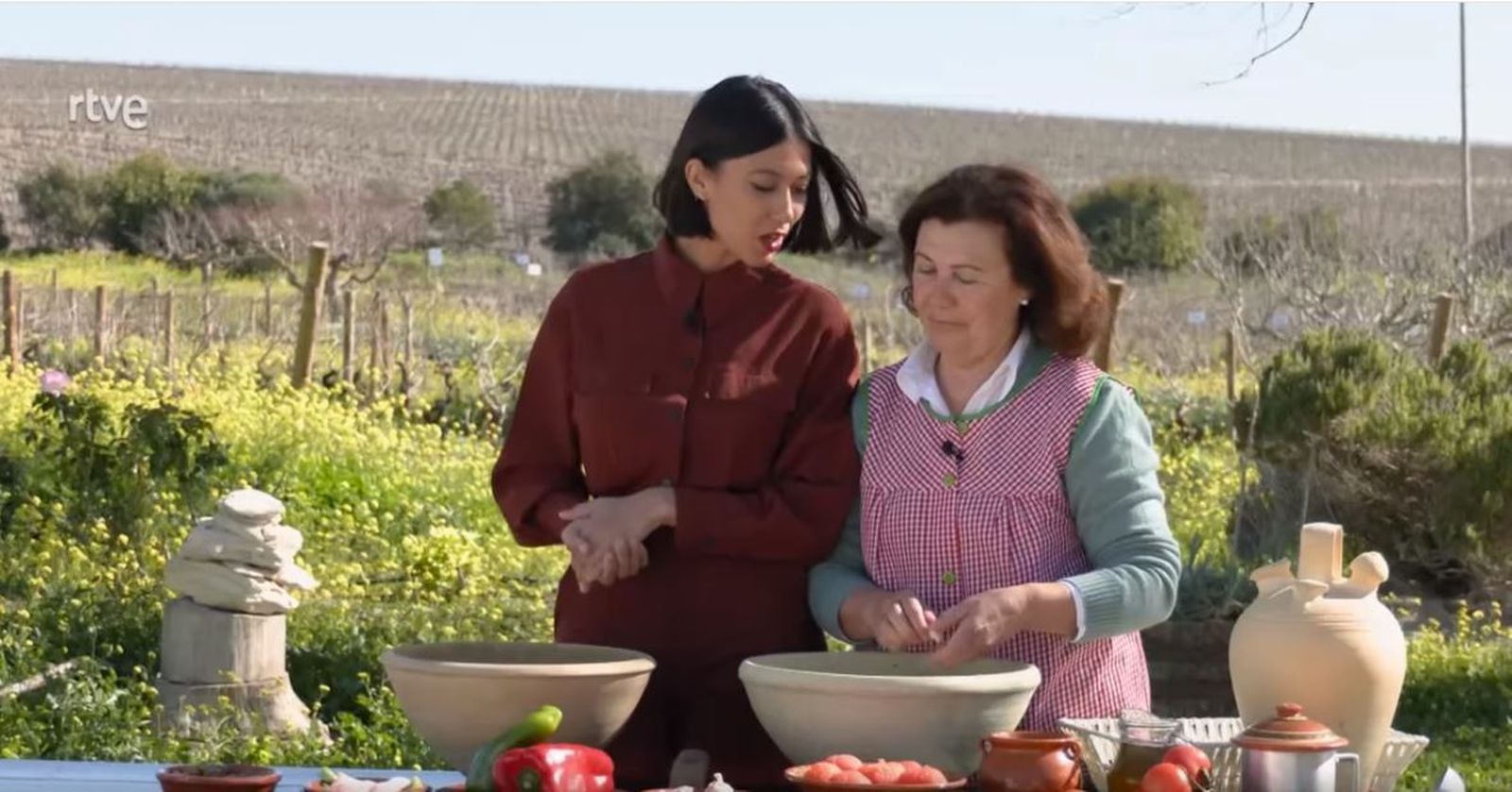 'Ahora o Nunca' en la viña la Zarzuela preparando un ajo campero.