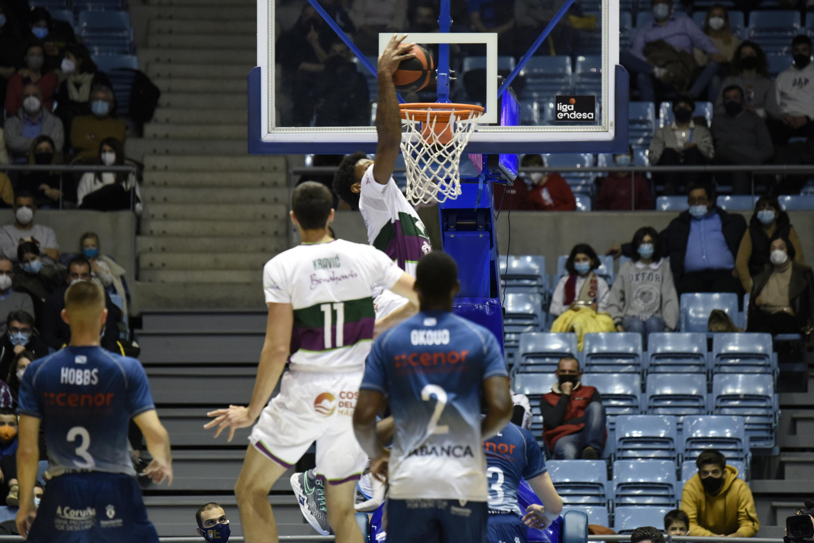 Cameron Oliver anota en un instante del partido.