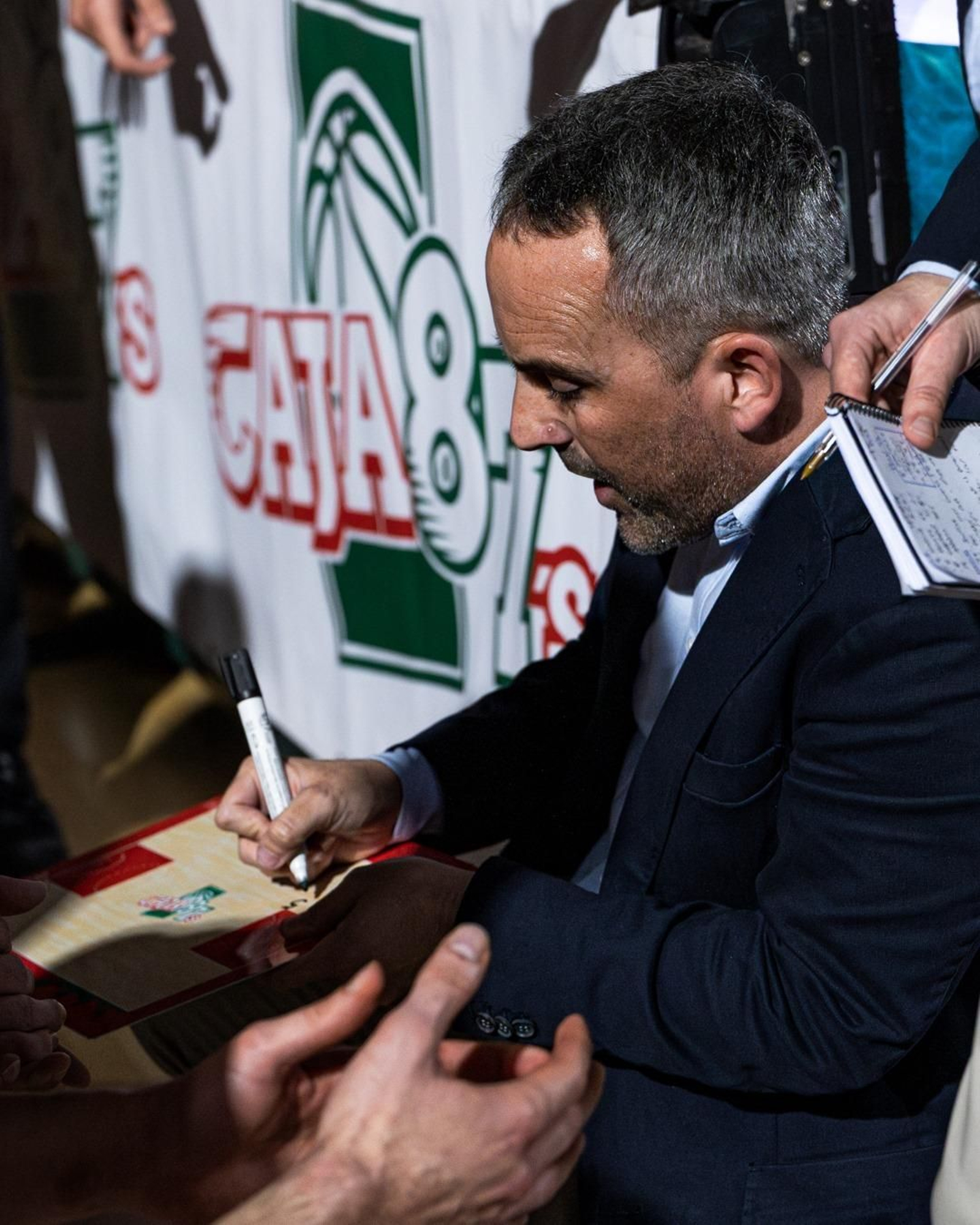 Eloy Ramírez comanda un tiempo muerto del Caja 87 en el Palacio de Deportes de San Pablo.