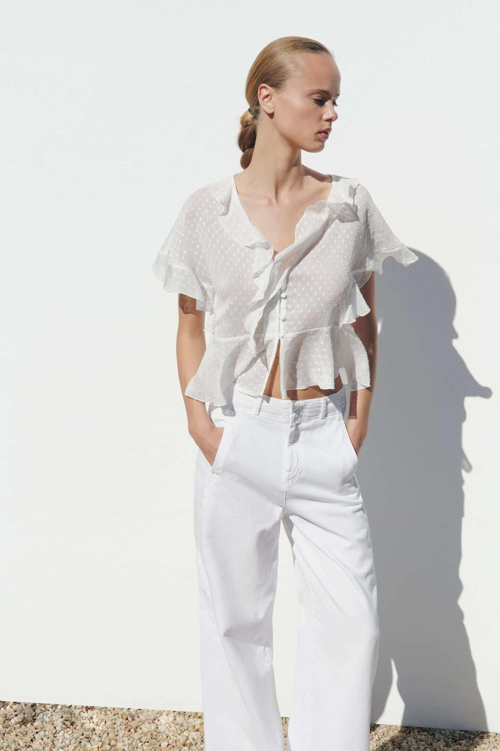 Blusa con volantes y mangas cortas de Zara.