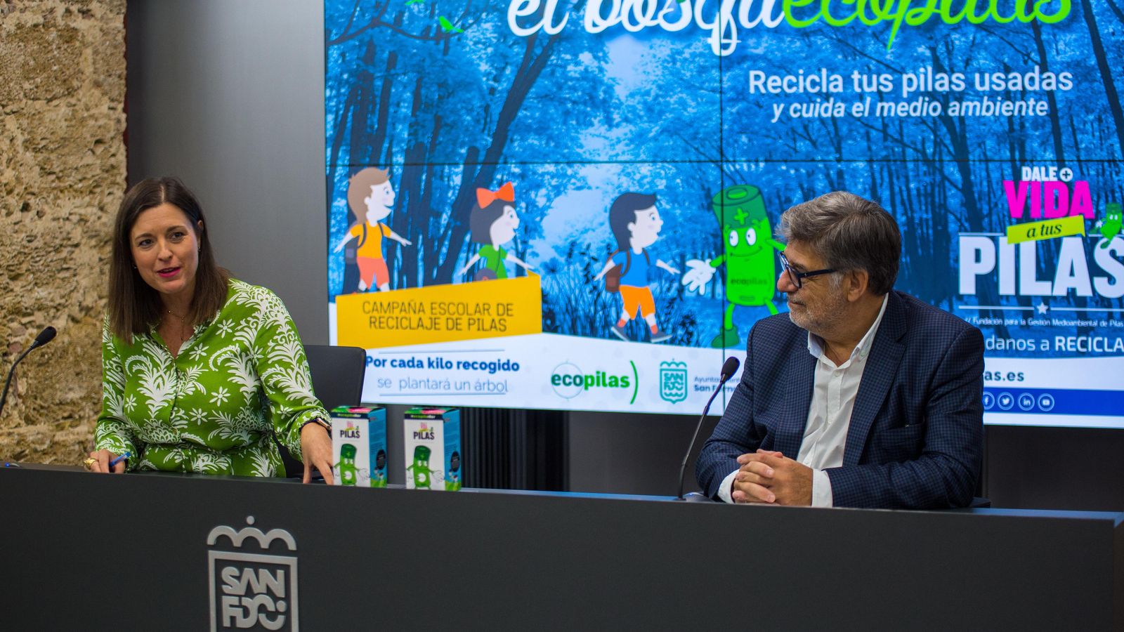 La alcaldesa, Patricia Cavada, y el presidente de Ecopilas, José Pérez, durante la presentación de los resultados de la campaña puesta en marcha en San Fernando.