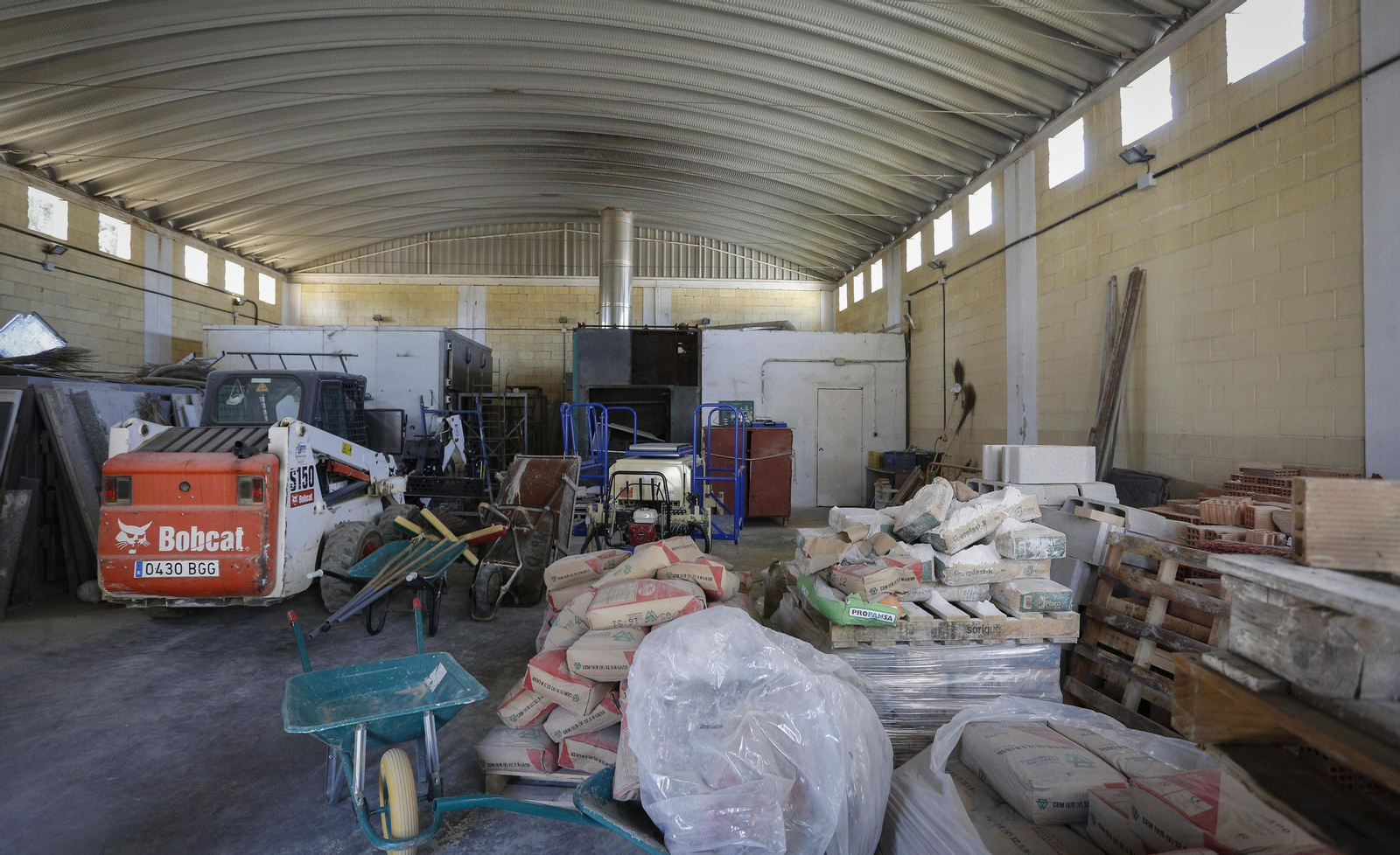 Imágenes del mal estado de los hornos, frigorificos y fosas comunes del cementerio de Sevilla.