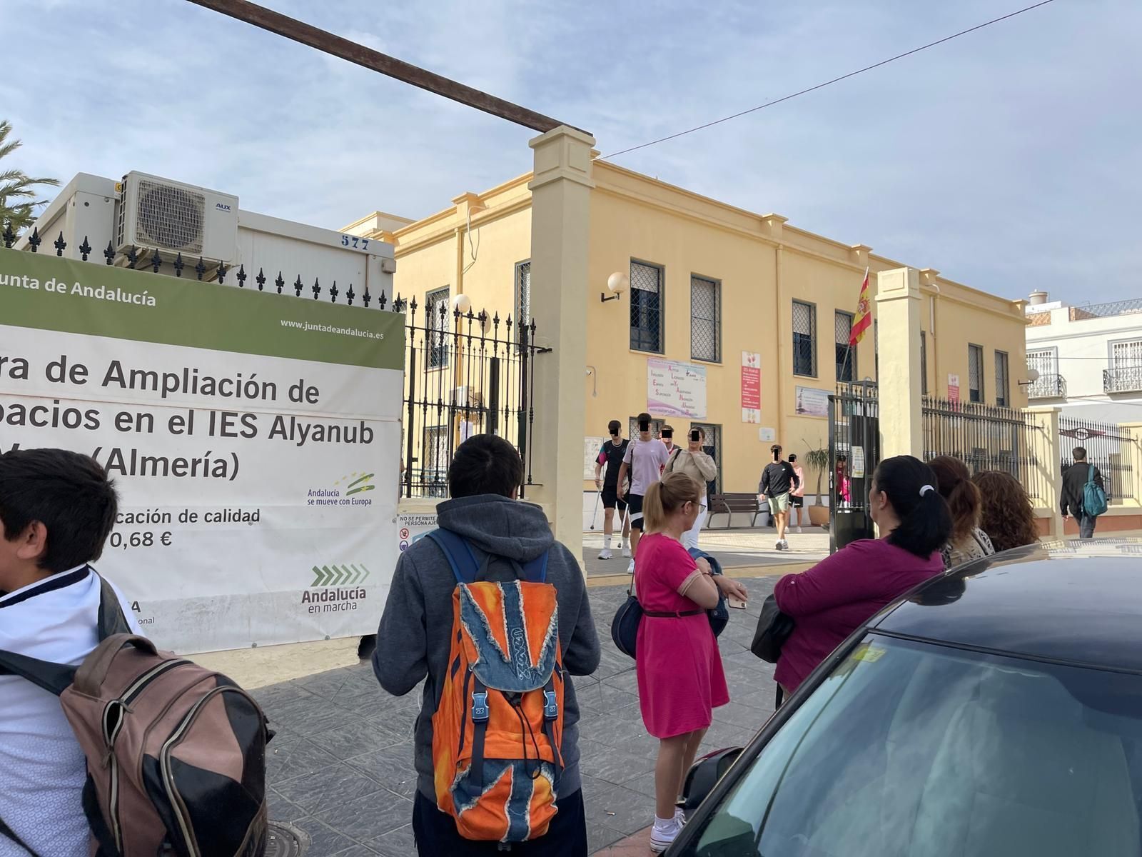 Alumnos y padres en la puerta del instituto.
