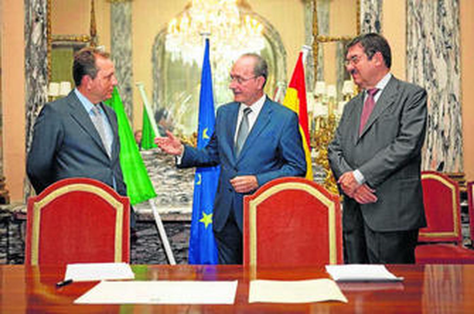Javier Cremades, junto al alcalde Francisco de la Torre y el embajador italiano Visconti di Modrone.