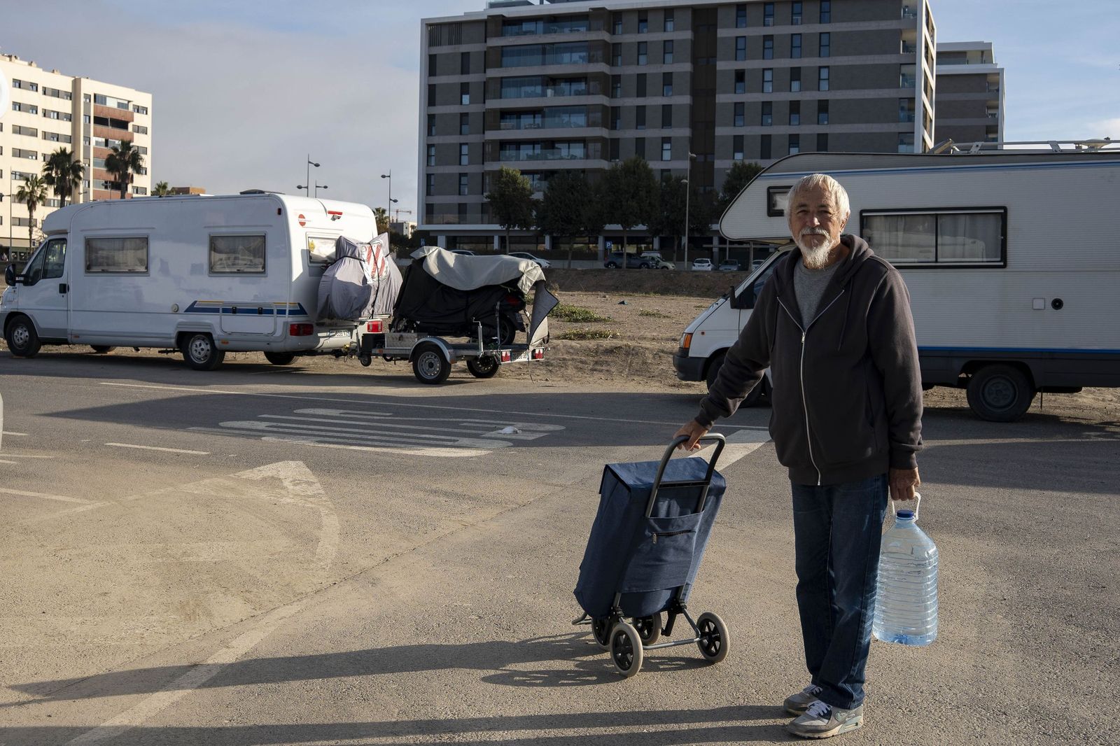 Uno de los 'habitantes' del barrio de autocaravanas junto al Auditorio Maestro Padilla de Almería.