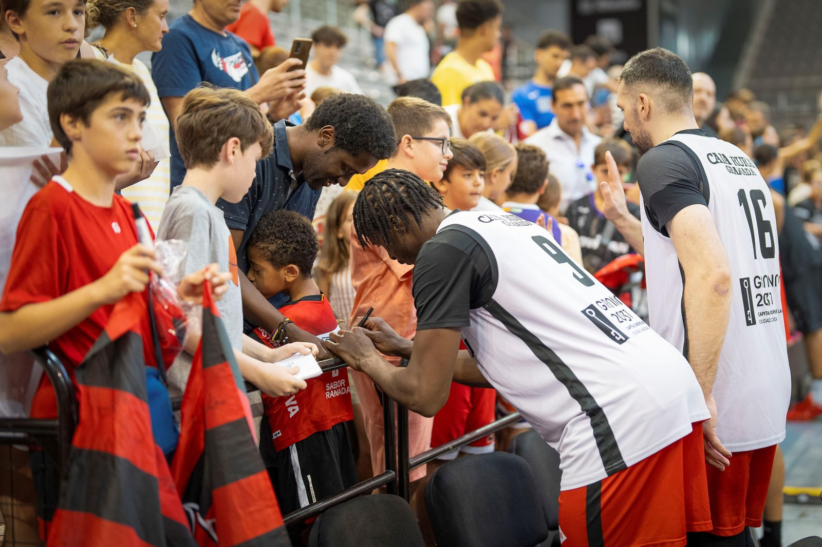 Las imágenes del entreno a puerta abierta del Covirán Granada en el Palacio