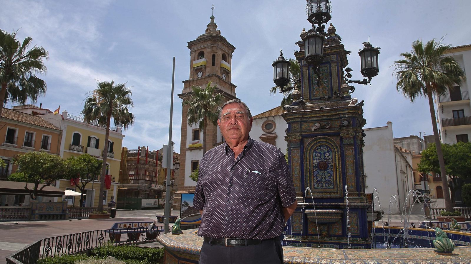 Rafael Fenoy, candidato a la alcaldía de Algeciras por Adelante Andalucía, en la Plaza Alta.