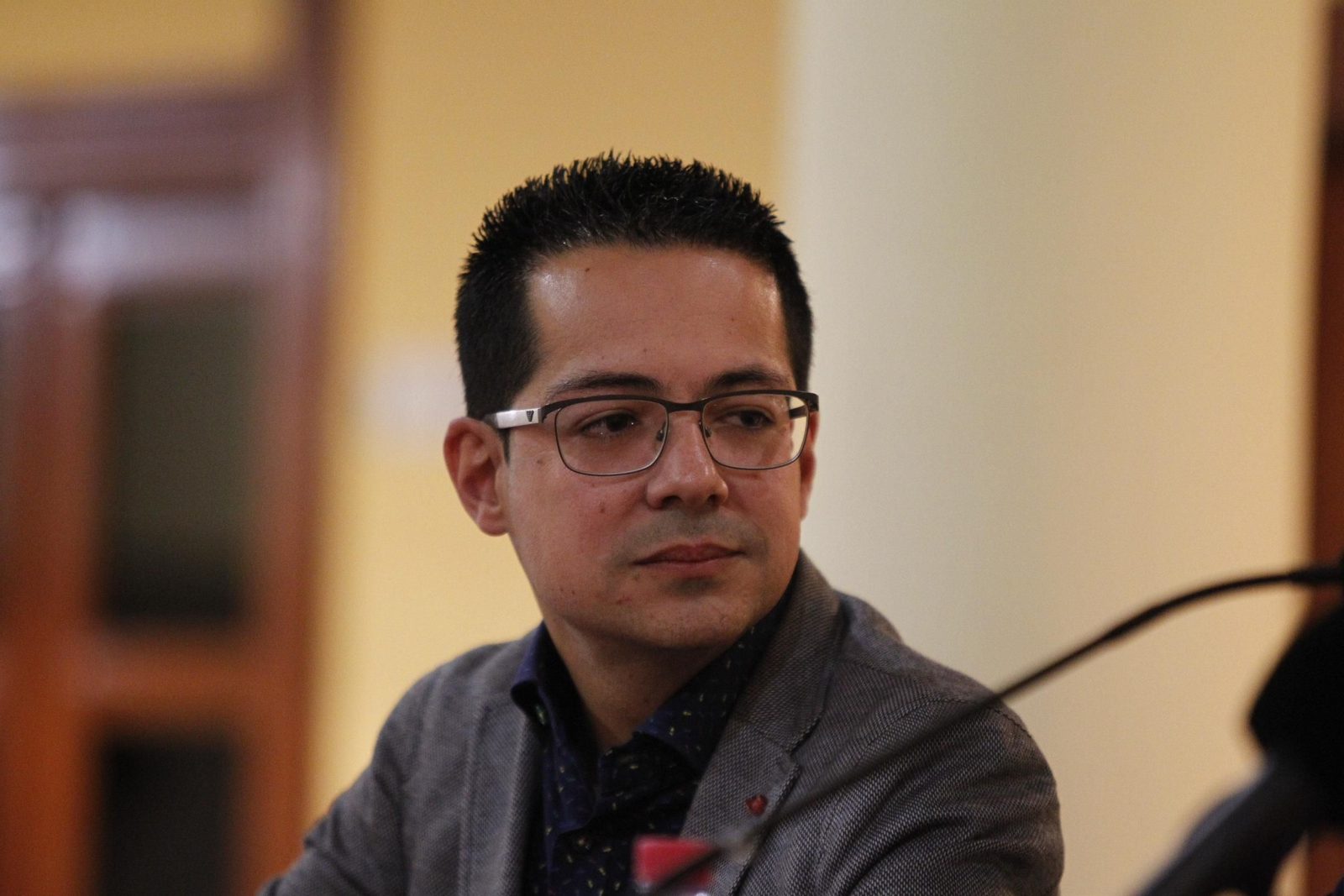 Alberto Cerezuela durante la presentación de su novela en Roquetas.