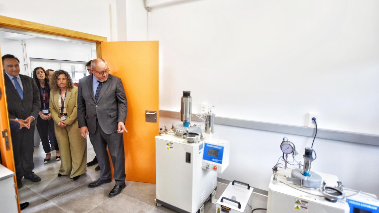 El rector de la UCO durante la visita a las instalaciones