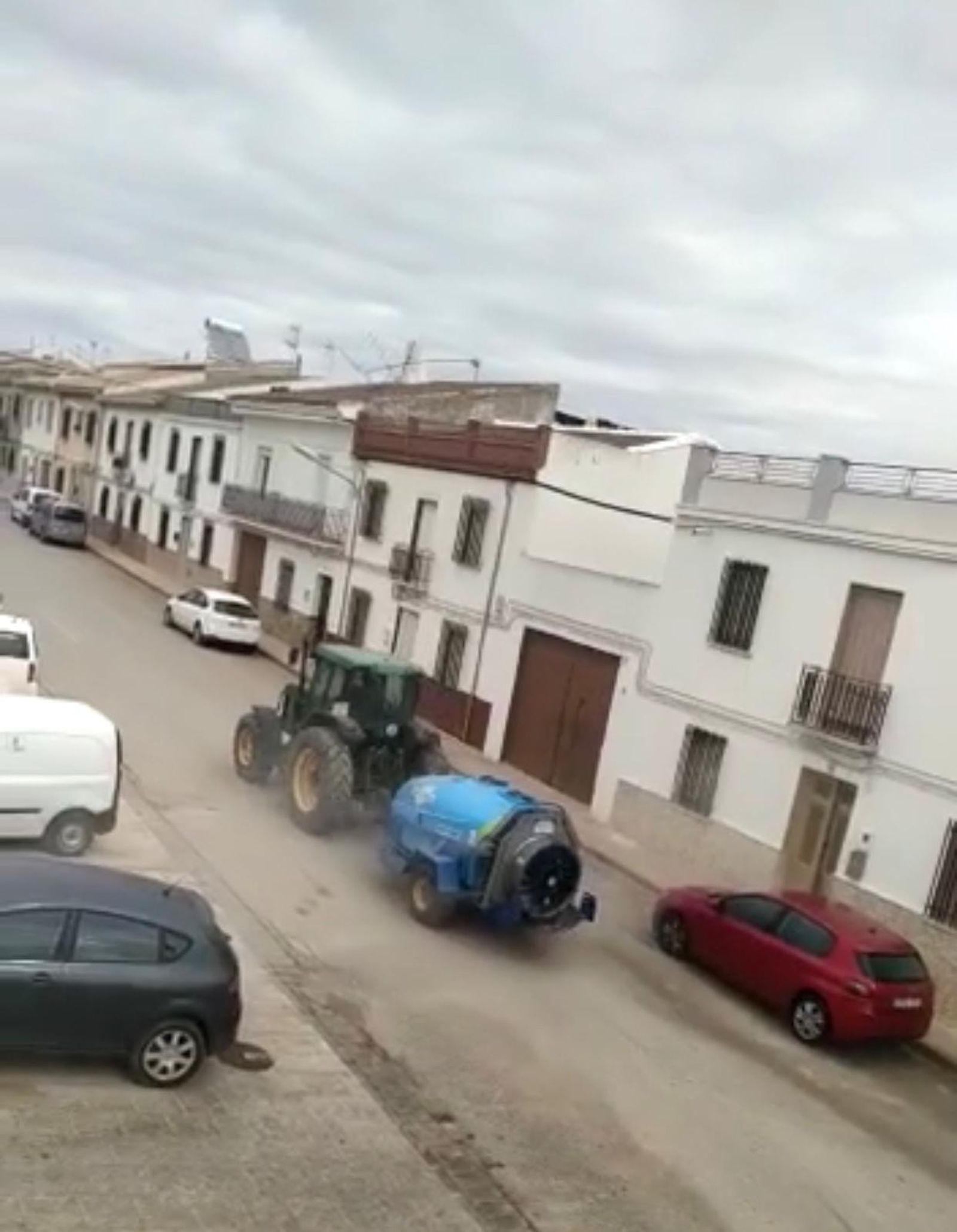 Los agricultores de la localidad han ayudado en las tareas de desinfección de las vías públicas del municipio