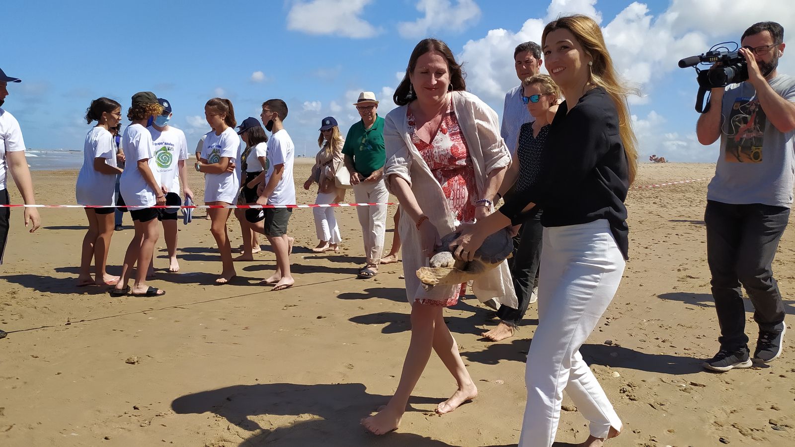 Suelta de tortugas marinas en la playa de Camposoto
