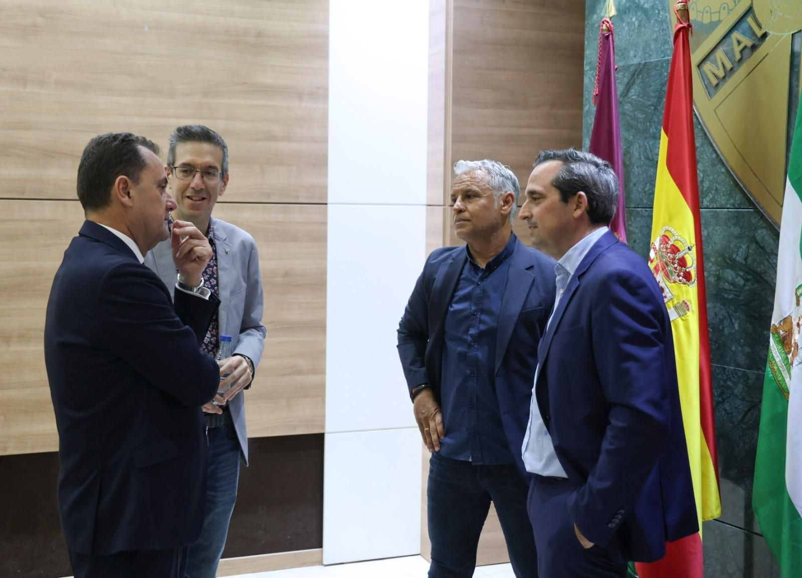 La plana mayor del Málaga CF, en la presentación del libro de Ismael Díaz