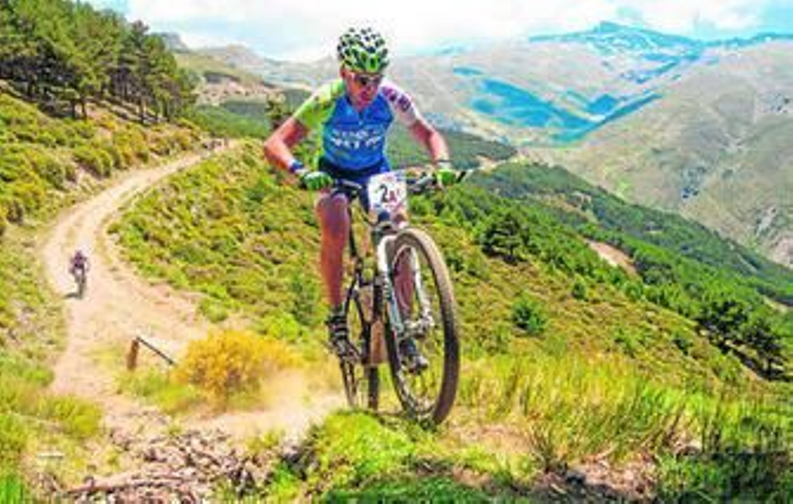 Dos ciclistas realizan una carrera por un paisaje rural sinigual.