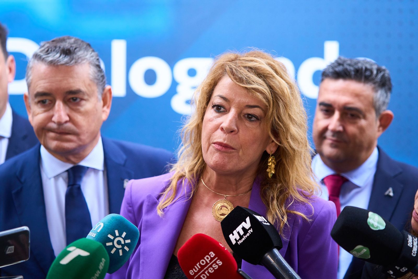 La alcaldesa de Huelva atiende a los medios de comunicación.