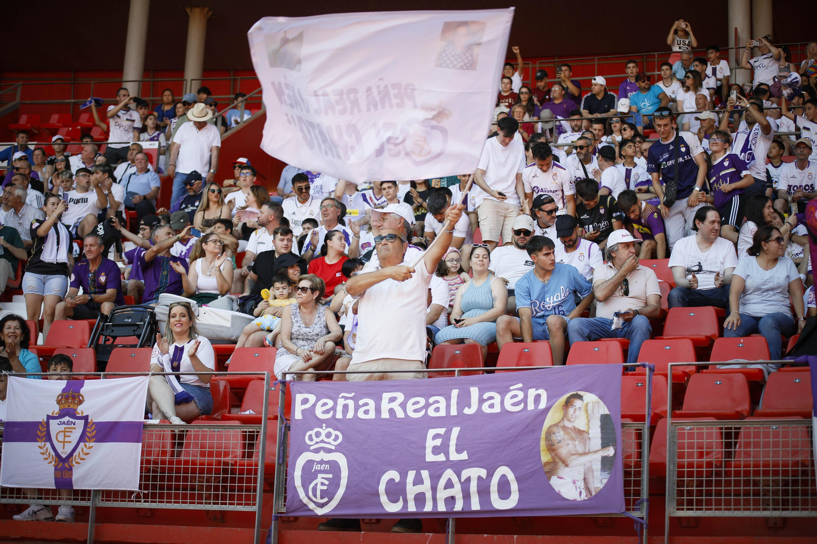 La afición lagarta tiñe de blanco y morado el Power Horse Stadium, en imágenes La afición lagarta tiñe de blanco y morado el Power Horse Stadium, en imágenes