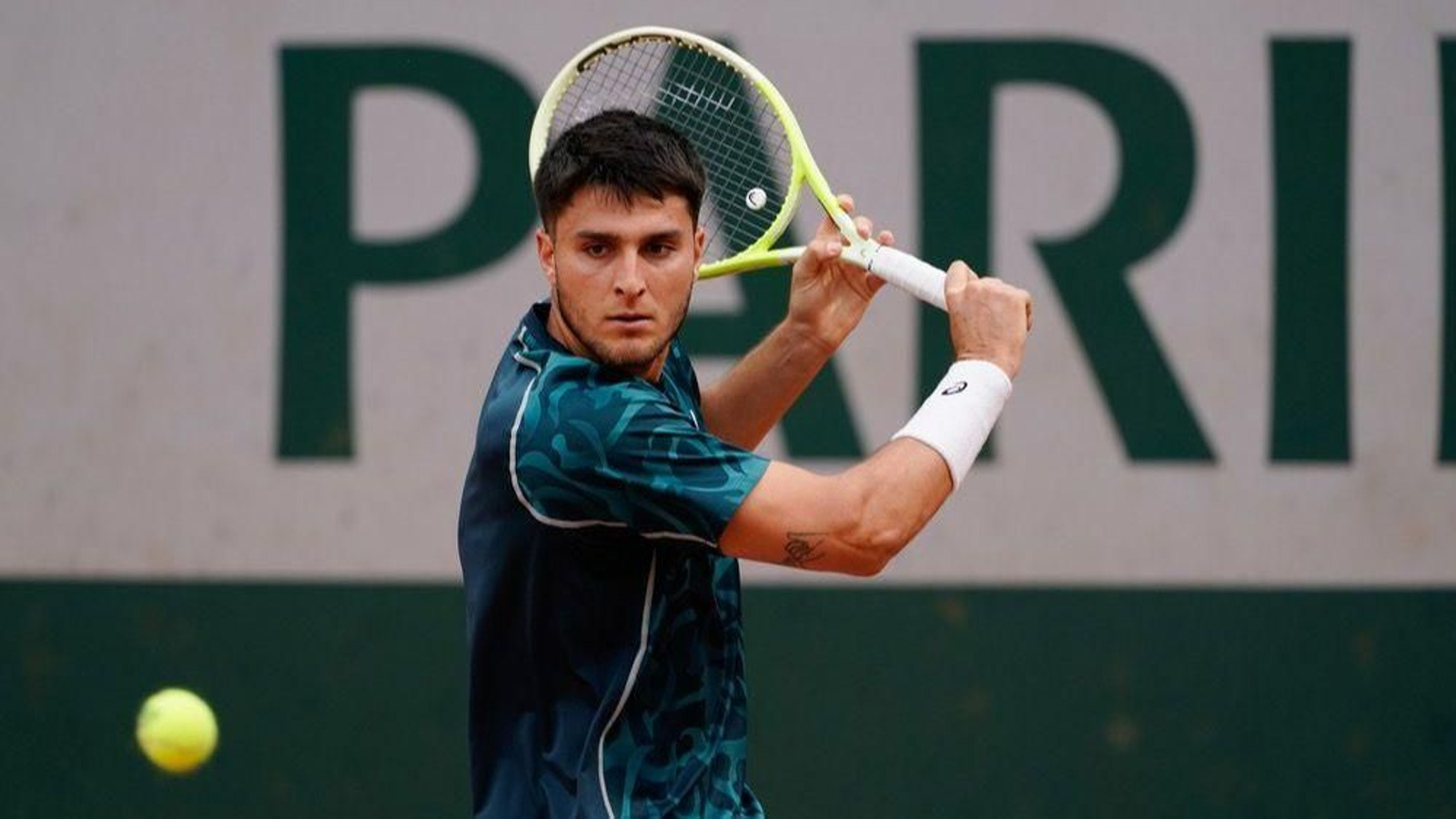 Pablo Llamas se dispone a golpear la pelota en su partido ante Davidovich.