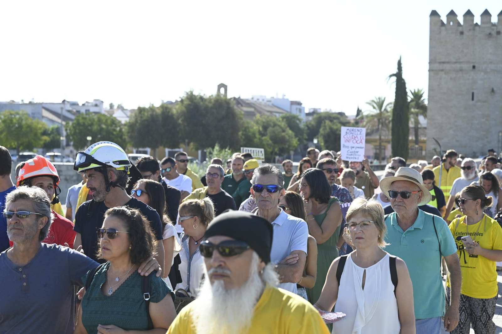 La manifestación de los bomberos forestales en Córdoba, en imágenes
