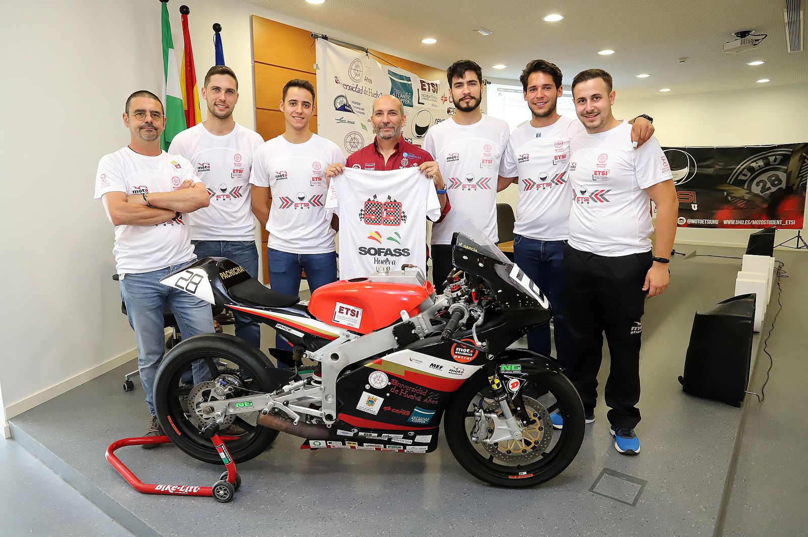 Imágenes de la presentación del proyecto "Moto Student"