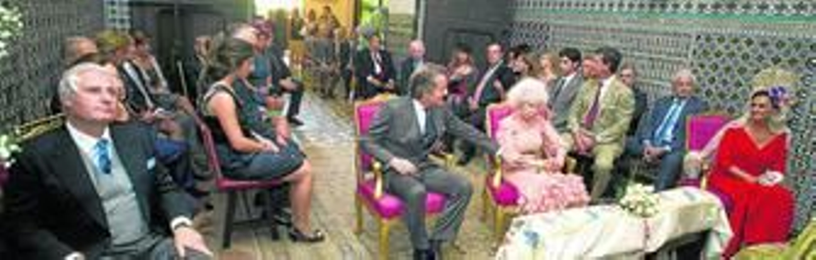 l Interior de la capilla de Dueñas, minutos antes de comenzar la ceremonia, con los padrinos (el duque de Huéscar y Carmen Tello) en primer plano.