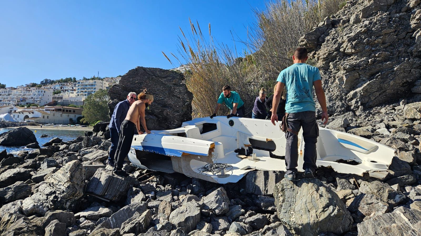 Los integrantes de Mil Playas y asociaciones locales con la embarcación encallada