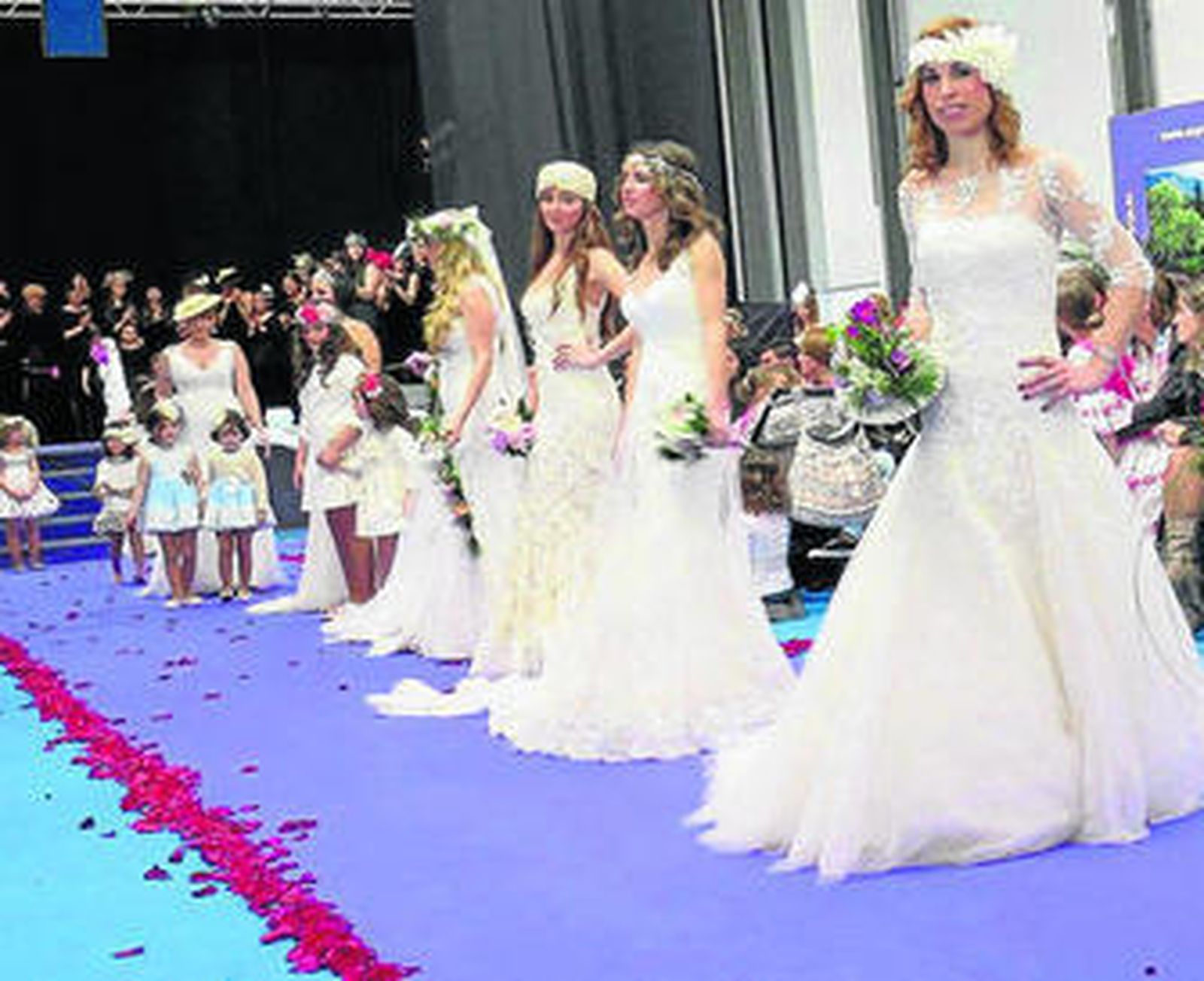 Los quinientos asistentes pudieron ver los tocados idóneos para acompañar un traje de novia.