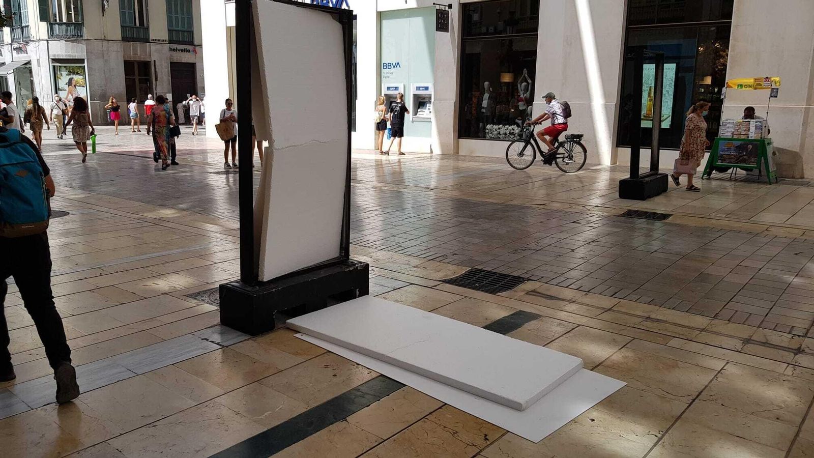 Panel destrozado en calle Larios Panel destrozado en calle Larios