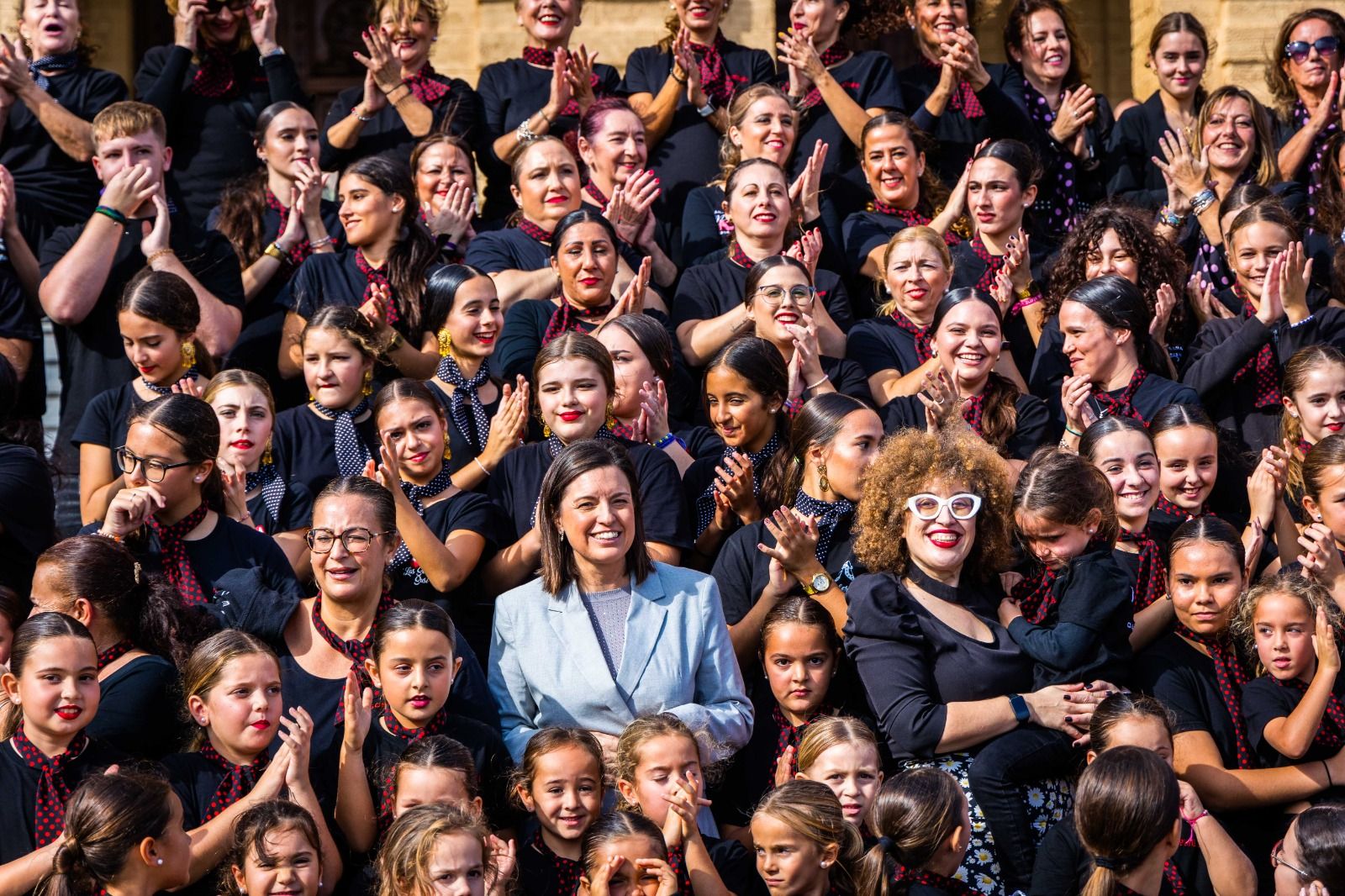 El flamenco toma la plaza del Rey: 'flashmob' de las academias de baile en San Fernando