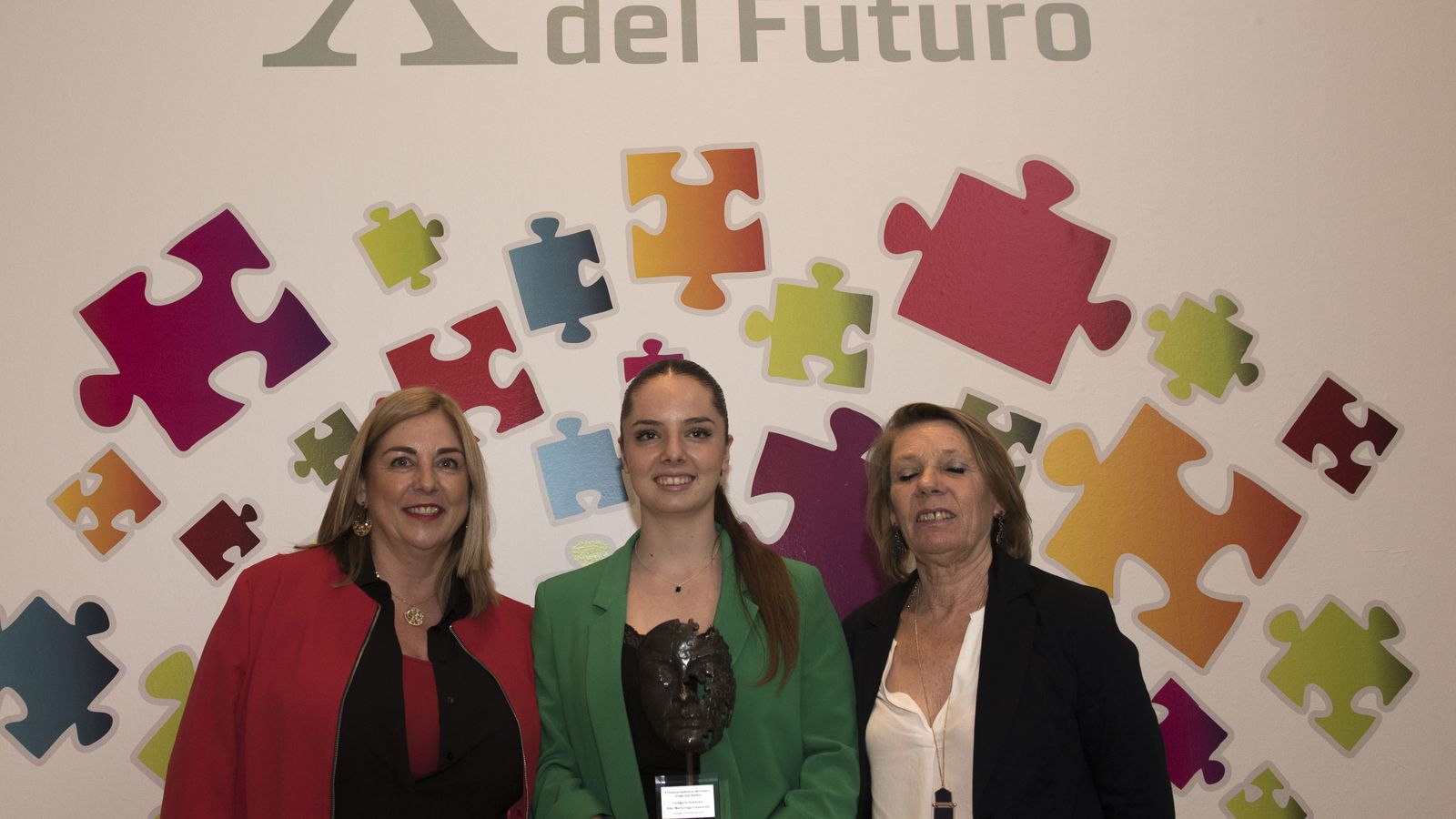 La karateca Marta Vega, en el centro, con su galardón.