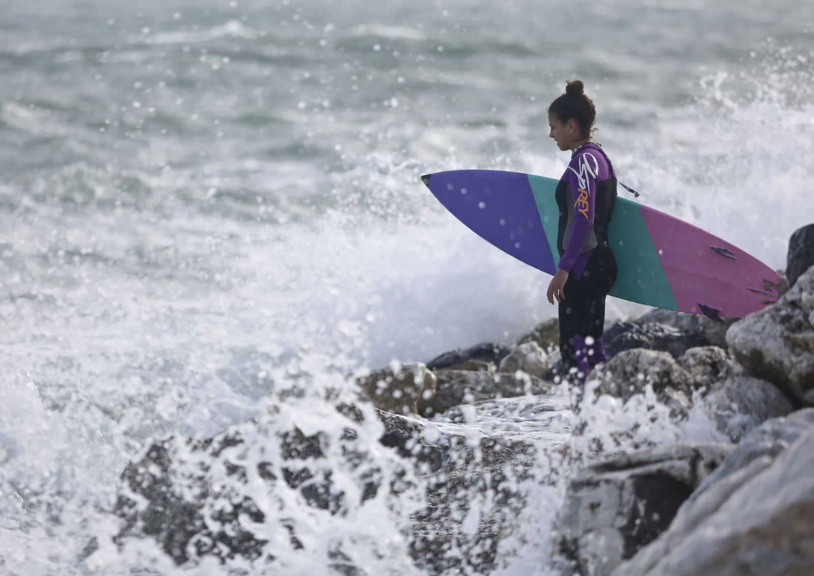Viento, olas y surfistas para iniciar el fin de semana
