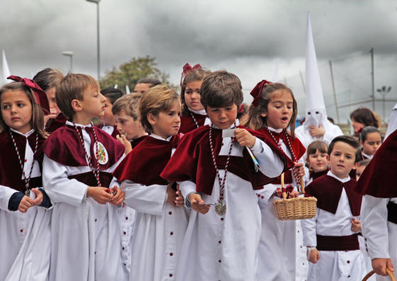 La cofradía de La Clemencia tiene un gran enganche entre los niños, como demuestra la gran cantidad de monaguillos que sacó ayer a la calle.

Foto: Vanesa Lobo
