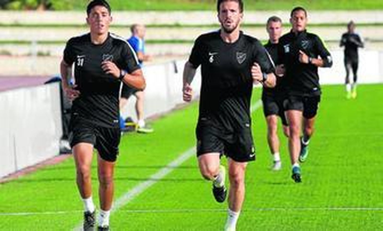 Pablo Fornals y Camacho hacen carrera continua en el estadio de atletismo.