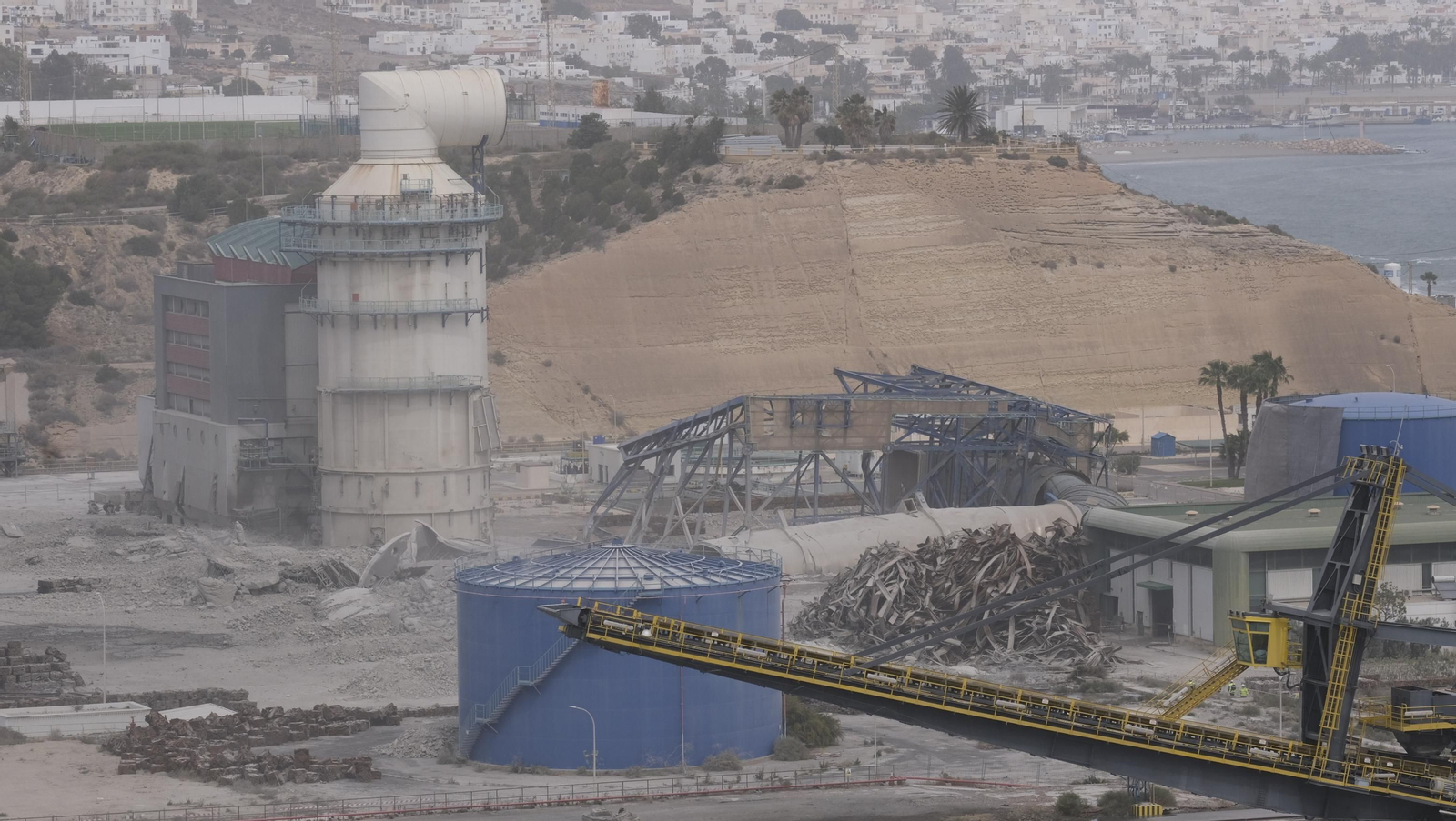 El derribo de la Torre Litoral de Endesa en Carboneras, en imágenes