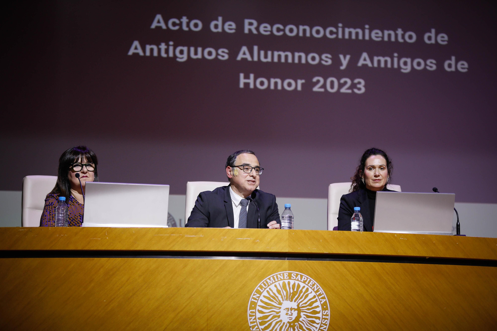 Imágenes del acto de reconocimiento a antiguos alumnos y amigos de honor en la UAL